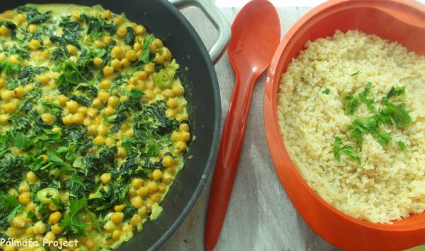 Zöldséges curry csicseriborsóból és spenótból, bulgurral
