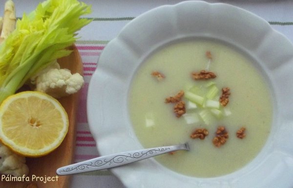 Spárga-karfiol krémleves ropogós szárzellerrel és dióval