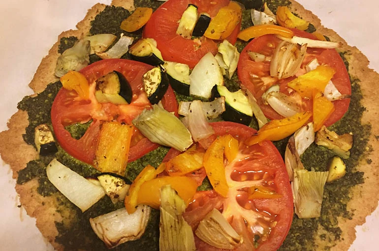 Vegán fehérjés pizza pesto szósszal