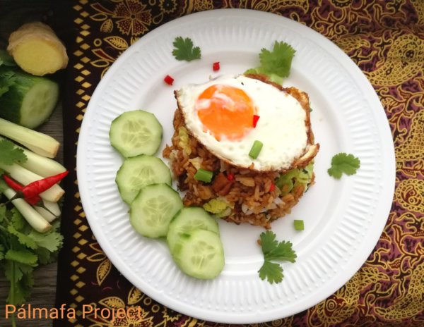 Chilis-gyömbéres sült rizs (Nasi goreng)