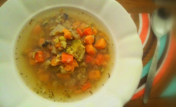 Recept: egyszerű zöldségleves sok fűszerrel
