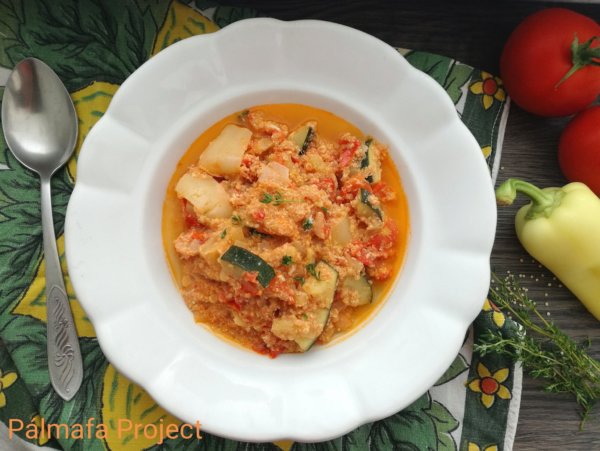 Recept: cukkinis lecsó quinoával