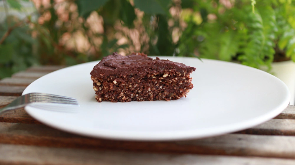 Nyers vegán sacher torta fehérjével