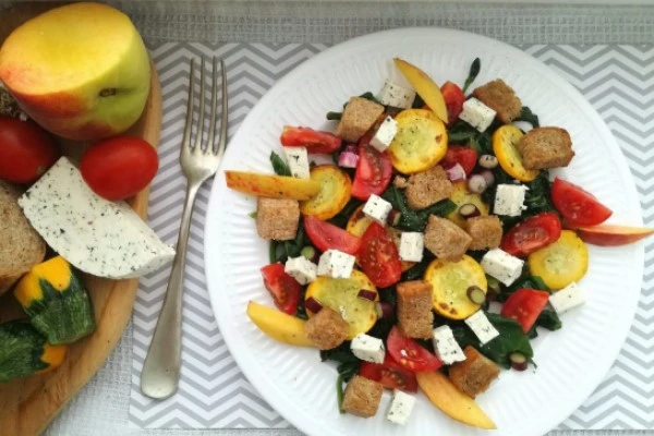 Cukkinis spenótos panzanella